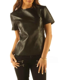 Modell trägt T-Shirt aus vollnarbigem Leder vorne – schlanke Passform, echtes Leder, matt finish