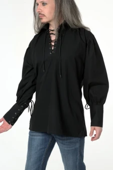 Seitliche Ansicht von vorne: schwarzes Herren-Kilt-Shirt mit Schnürungen und weiten Ärmeln.