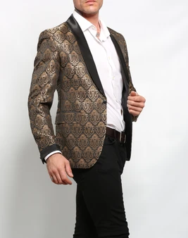 Seitliche Ansicht von vorne: gold-schwarzer Paisley-Blazer mit Satinrevers.