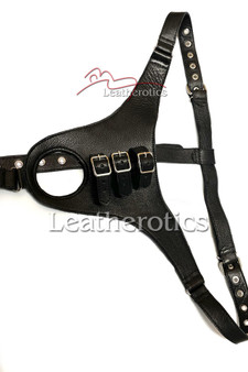 Seitliche Ansicht Leder Strap-On Harness – verstellbarer Gurt, stabile Metallringe, ergonomische Passform