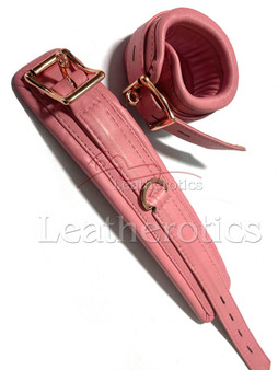 Rosa Lederfesseln mit goldfarbener Schnalle und gepolsterter Manschette