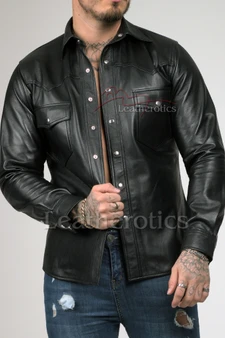 Schwarzes Lederhemd am Modell, offene Druckknopfleiste und Brusttaschen