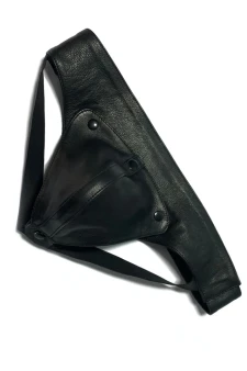 Schwarzer Leder-Jockstrap in schräger Vorderansicht mit abnehmbarer Tasche.