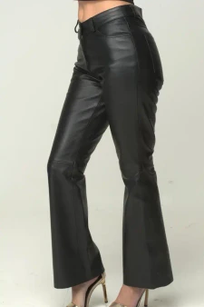 Lederhose Bootcut Stil Seitenansicht