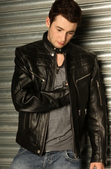 Schwarze Herren-Bikerlederjacke mit Steppschultern, Stehkragen und Reißverschlusstaschen