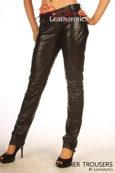 Detailaufnahme der schwarzen Lederjeans mit Knopfverschluss und schmalem Bein