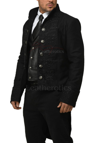 Vorderansicht des langen Vintage-Gehrocks mit eleganter Stickerei