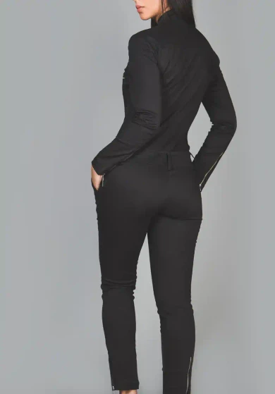 Schräge Rückansicht des schwarzen enganliegenden Jumpsuits mit Reißverschlüssen
