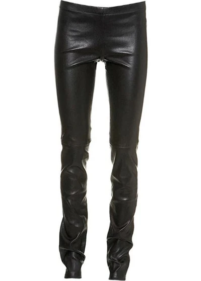 Vorderansicht schwarzer, enganliegender Leder-Skinny-Leggings mit glänzender Oberfläche