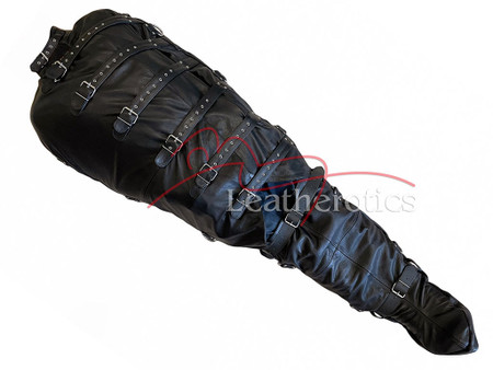 Schräge Gesamtansicht des schwarzen Ledersacks mit Schnallen und Fußteil