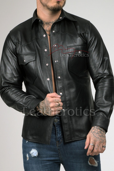 Schwarzes Lederhemd am Modell, offene Druckknopfleiste und Brusttaschen