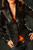 Schwarze Damen-Goth-Lederjacke mit Reverskragen und Knopfleiste, frontal getragen