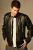 Mann trägt schwarze Lederjacke mit Steppdetails und Reißverschlusstaschen