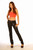 Modell trägt Damen Skinny Leder-Jeanshose vorne – figurbetonend, glattes Echtleder, Statement-Look