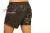 Rückenansicht der glänzenden Herrenshorts aus schwarzem Leder