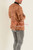Rückenansicht des braunen Blazers mit ornamentalem Webmuster