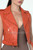Geöffnete korallenrote Lederjacke im Detail mit schrägen Zippern.
