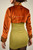 Damen Samtjacke Orange Rückansicht – leuchtender Samtlook, moderne Silhouette, eleganter Rücken