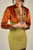 Damen Samtjacke Orange vorne – auffällige Farbe, schlanker Schnitt, luxuriöser Samt