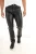 Detailansicht der Lederhose mit Knopfverschluss, Reißverschluss und Fronttaschen
