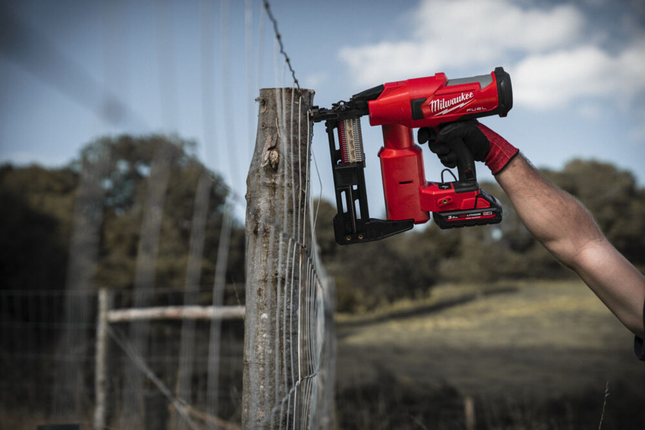 Milwaukee M18 Fuel Utility Cordless Fencing Stapler M18FFUS 201X