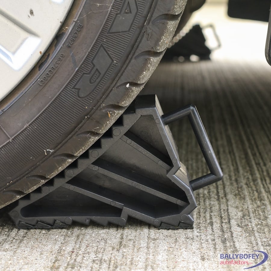 SEALEY 2X Composite Wheel Chocks WC09 | Prevents vehicle movement when being jacked on a level surface or parked on an incline not exceeding 15 degrees. | toolforce.ie