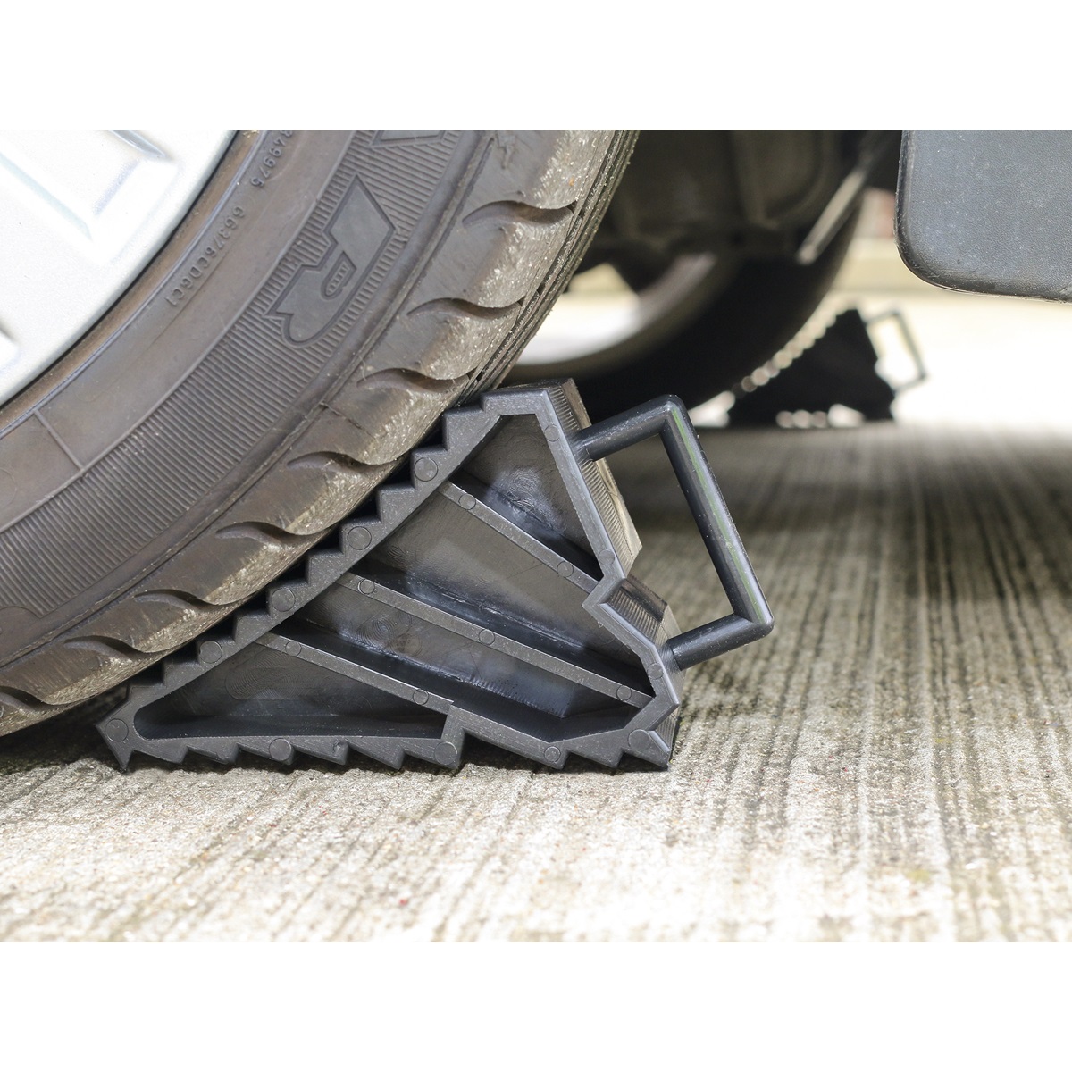 SEALEY 2X Composite Wheel Chocks WC09 | Two composite wheel chocks with rubberised grip bases. | toolforce.ie