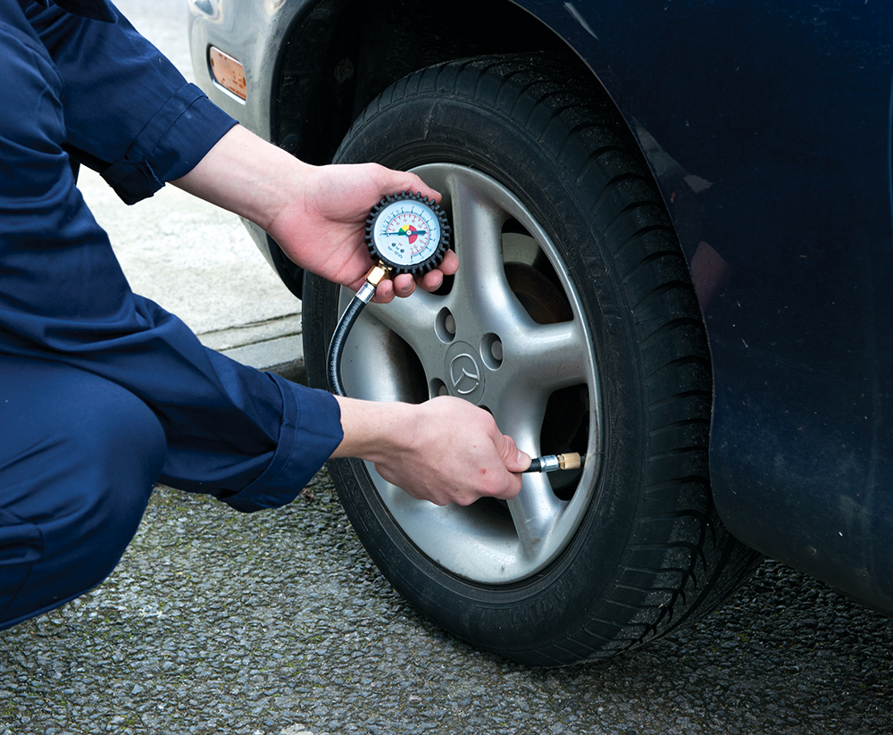 Silverline Tyre Dial Gauge 0 - 100psi (0 - 10bar), Flexible 280mm hose.