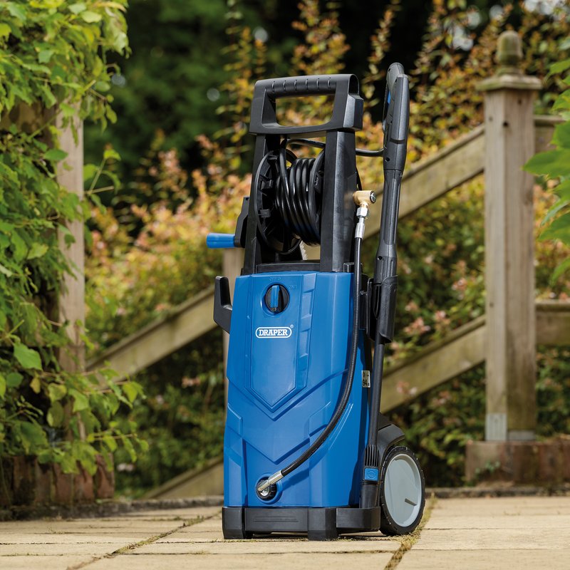 Draper pressure washer for cleaning patios