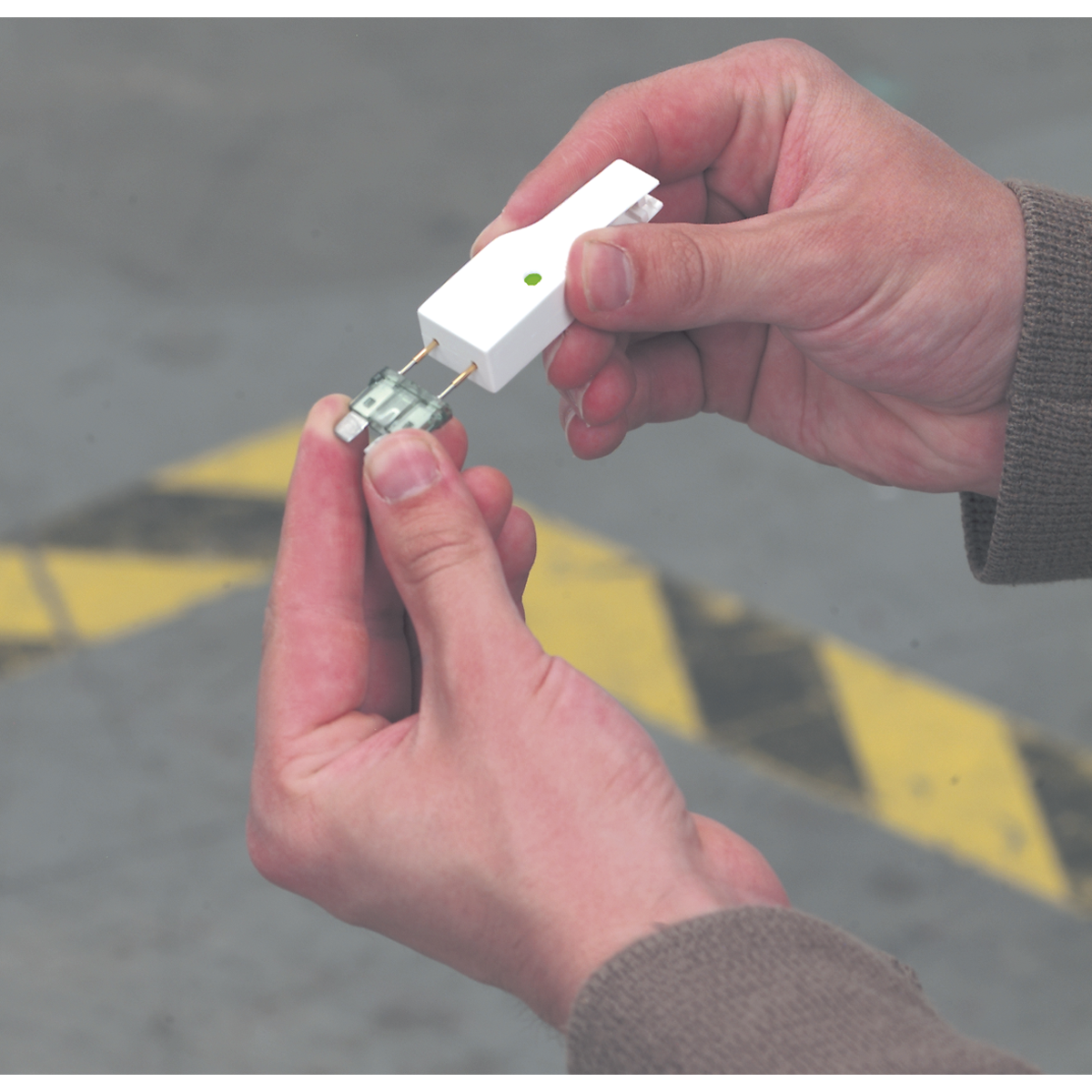 Sealey Automotive Fuse Checker & Puller CFT1 | Also simplifies the removal of faulty fuses. | toolforce.ie