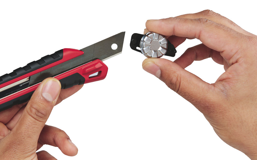MILWAUKEE 18MM SNAP OFF KNIFE, Overmolded handle offers a slip resistant grip and is an acetone resistant.