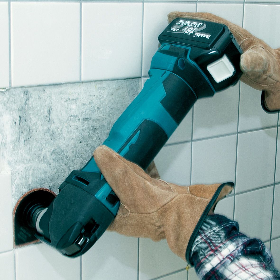 Makita 18v Ois Multi Tool Quick Change MAKDTM51Z1 | will cut plasterboard, wood, metal, ceramic tiles and can flush cut nails and metal pipework. | toolforce.ie