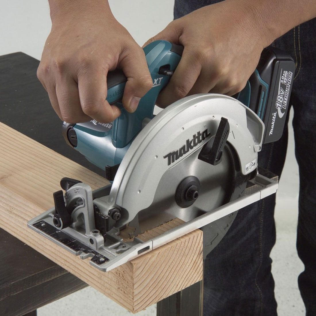 Makita 18v Circular Saw (Body Only) MAKDSS611Z | Rubberised soft grip which provides comfortable handling and more control but also minimises hand strain | toolforce.ie