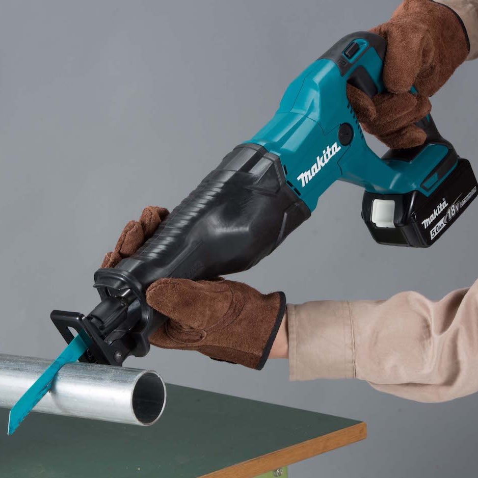 Makita 18v Reciprocating Saw (Body Only) MAKDJR186Z | Newly designed vertical crank mechanism provides a longer stroke and less vibration transfered to the user | toolforce.ie