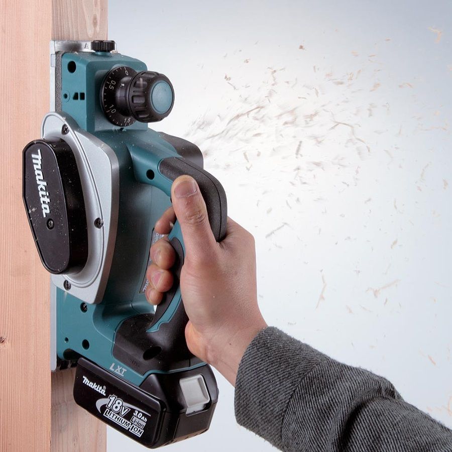 Makita 18v Planer (Body Only) MAKDKP180Z | Shoe on the underside stops accidental laying down of planer while blade is still moving | toolforce.ie