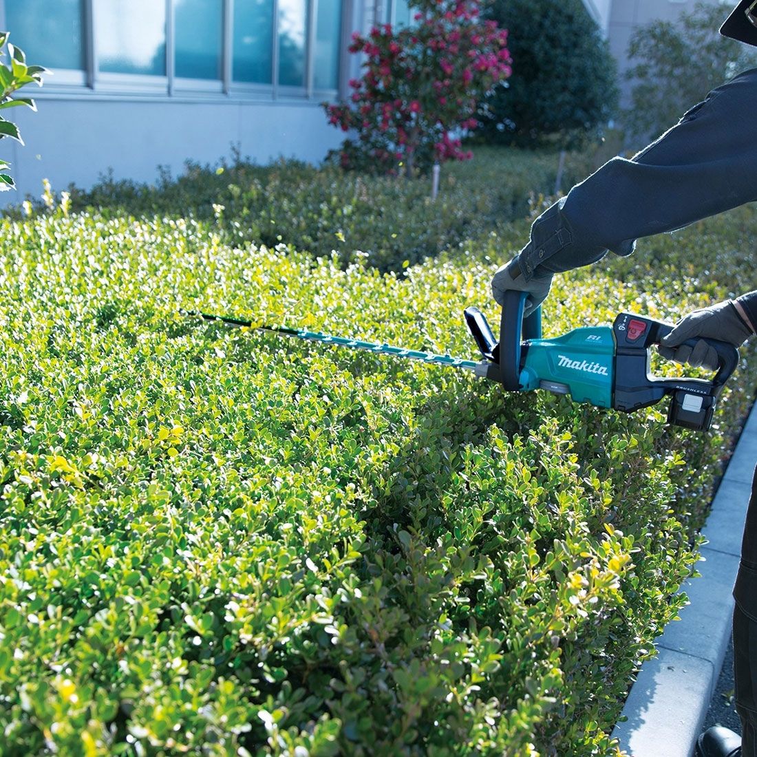 Makita 18v Brushless Hedge Trimmer 75cm Body MAKDUH751Z | New triple-edged cutting teeth are designed to easily catch and firmly hold branches. | toolforce.ie