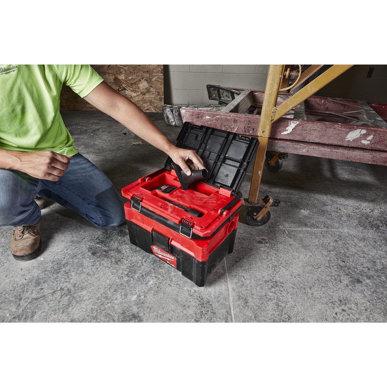 Milwaukee M18 Packout Wet & Dry Vacuum M18 FPOVCL-502X | Usable on and off the PACKOUT™ stack makes this wet/ dry cleanup solution most portable and versatile | toolforce.ie