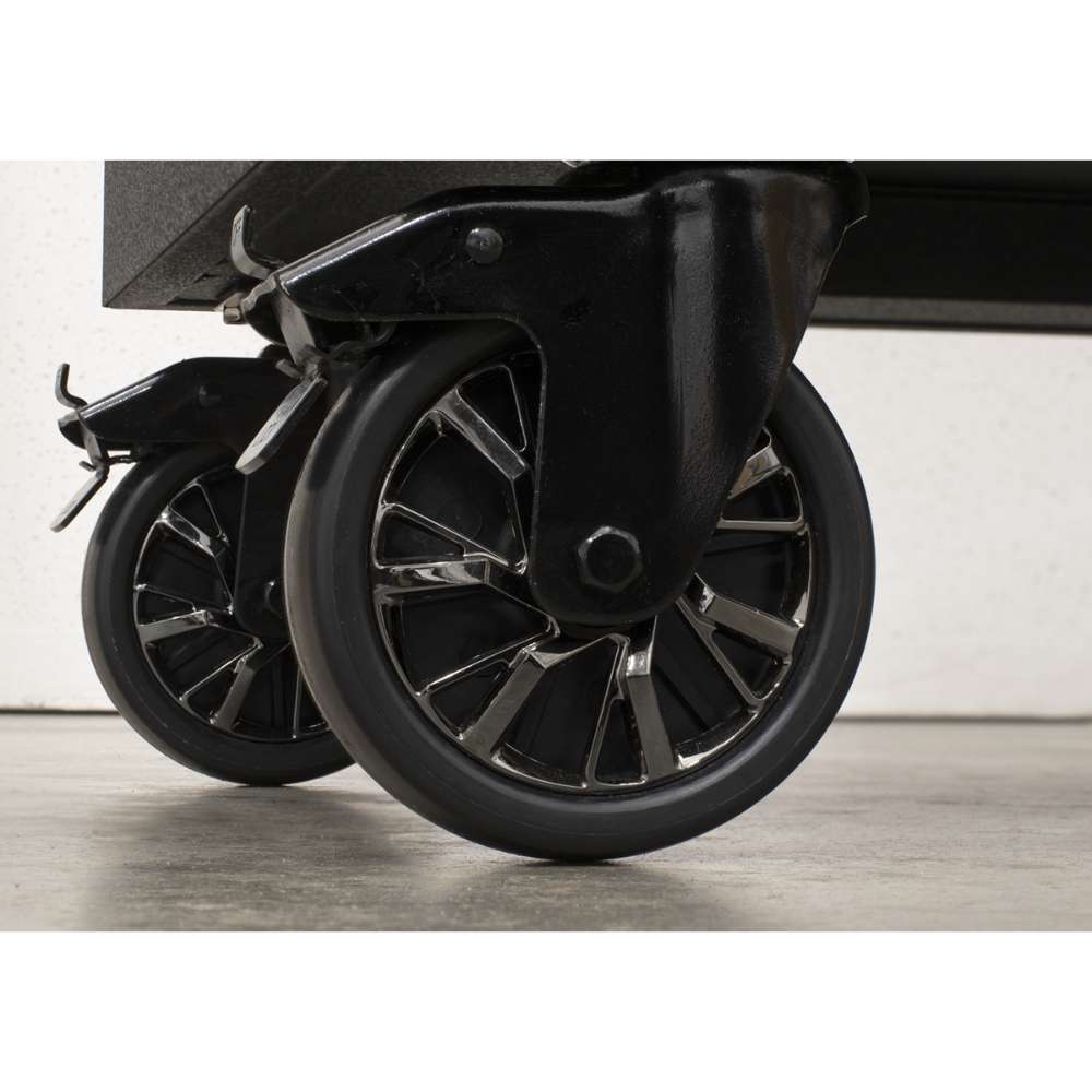 Fitted with four Ø125mm PP wheels with black chrome effect alloys, two fixed and two locking swivel castors.