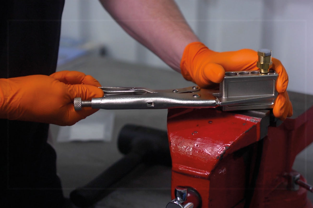 Designed to allow plastic air pipe to be gripped evenly and without damage to allow the pipes to be pushed into pipe fitting without kinking the pipe.