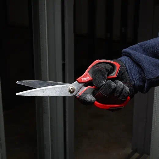 Laser edged ruler markings on the blade allows to measure and cut in one go.