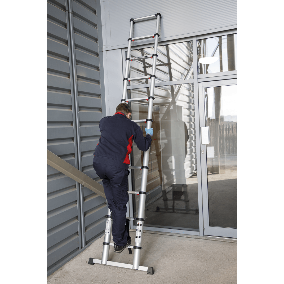 Aluminium Telescopic Ladder 11-Tread EN 131 | Extends and locks rung-by-rung allowing use at multiple heights. | toolforce.ie
