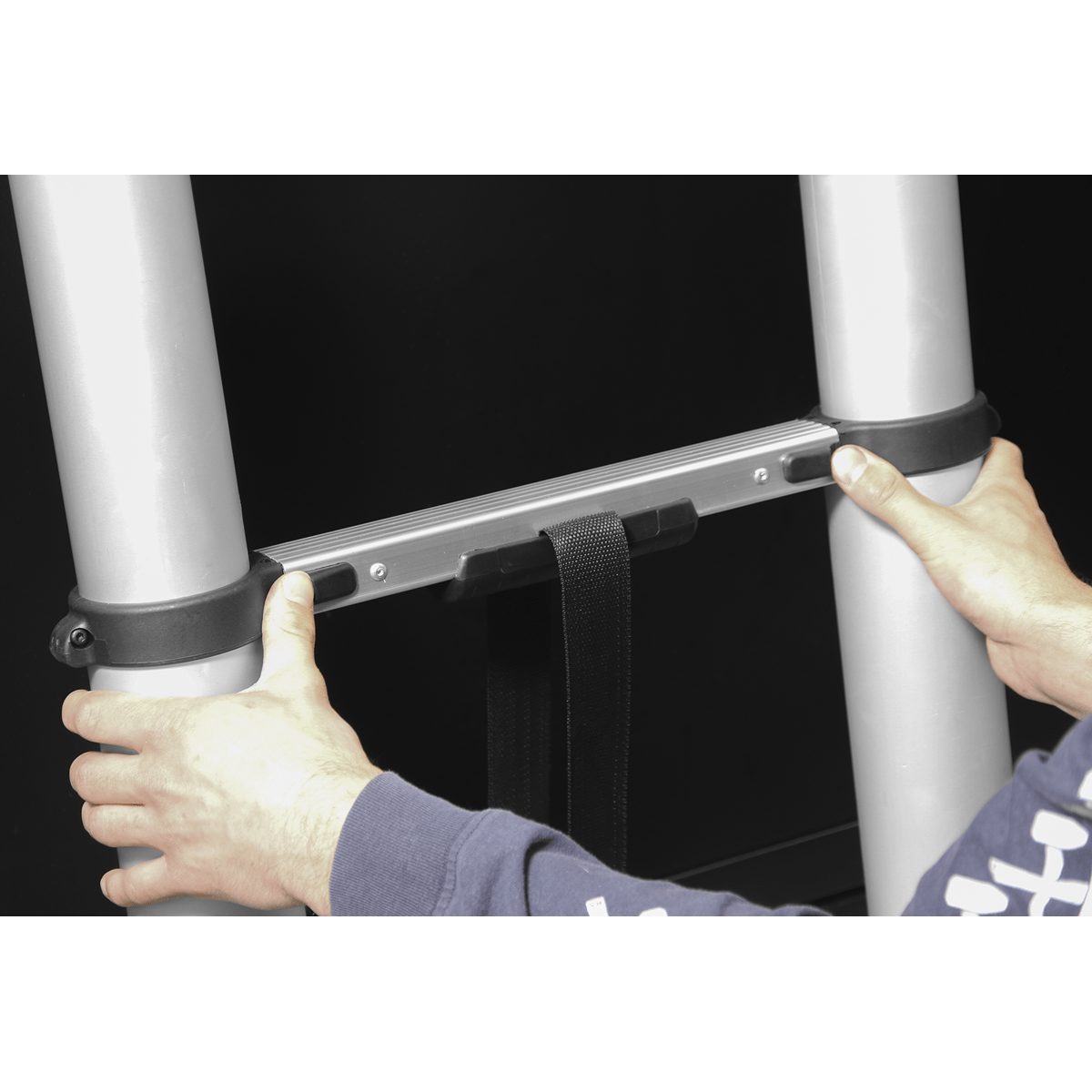 Aluminium Telescopic Ladder 13-Tread EN 131 | Extends and locks rung-by-rung allowing use at multiple heights. | toolforce.ie