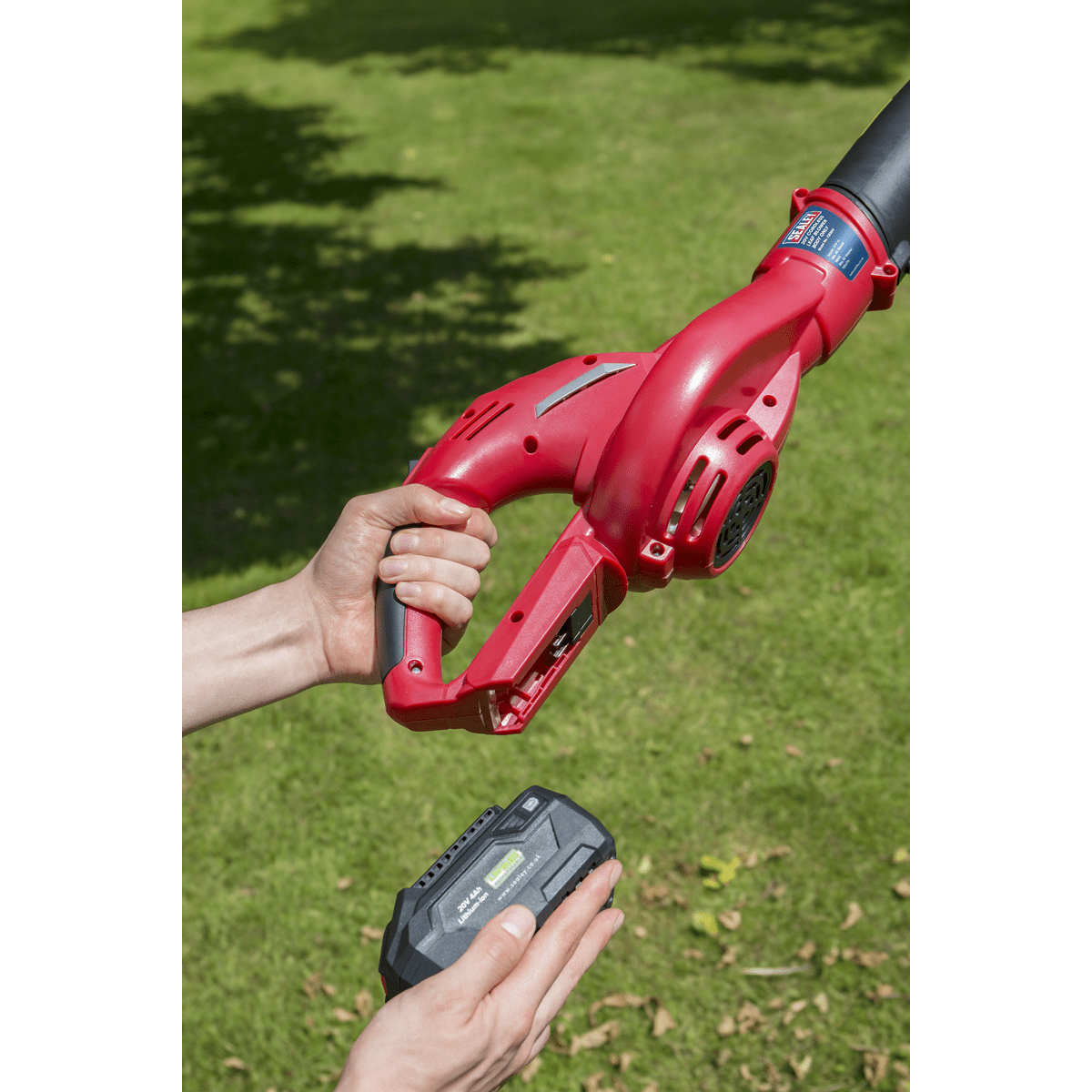 Leaf Blower Cordless 20V SV20 Series - Body Only | Lightweight, cordless and extremely powerful garden leaf blower makes gardening easy, clean and effective. | toolforce.ie