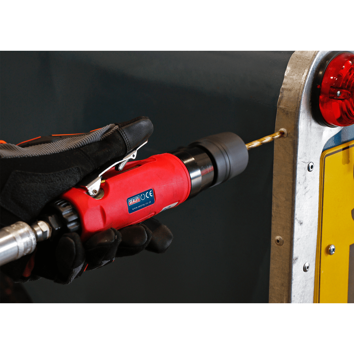 Air Drill Straight with ¯10mm Keyless Chuck | Textured grip and lightweight aluminium alloy housing provide comfort and control. | toolforce.ie