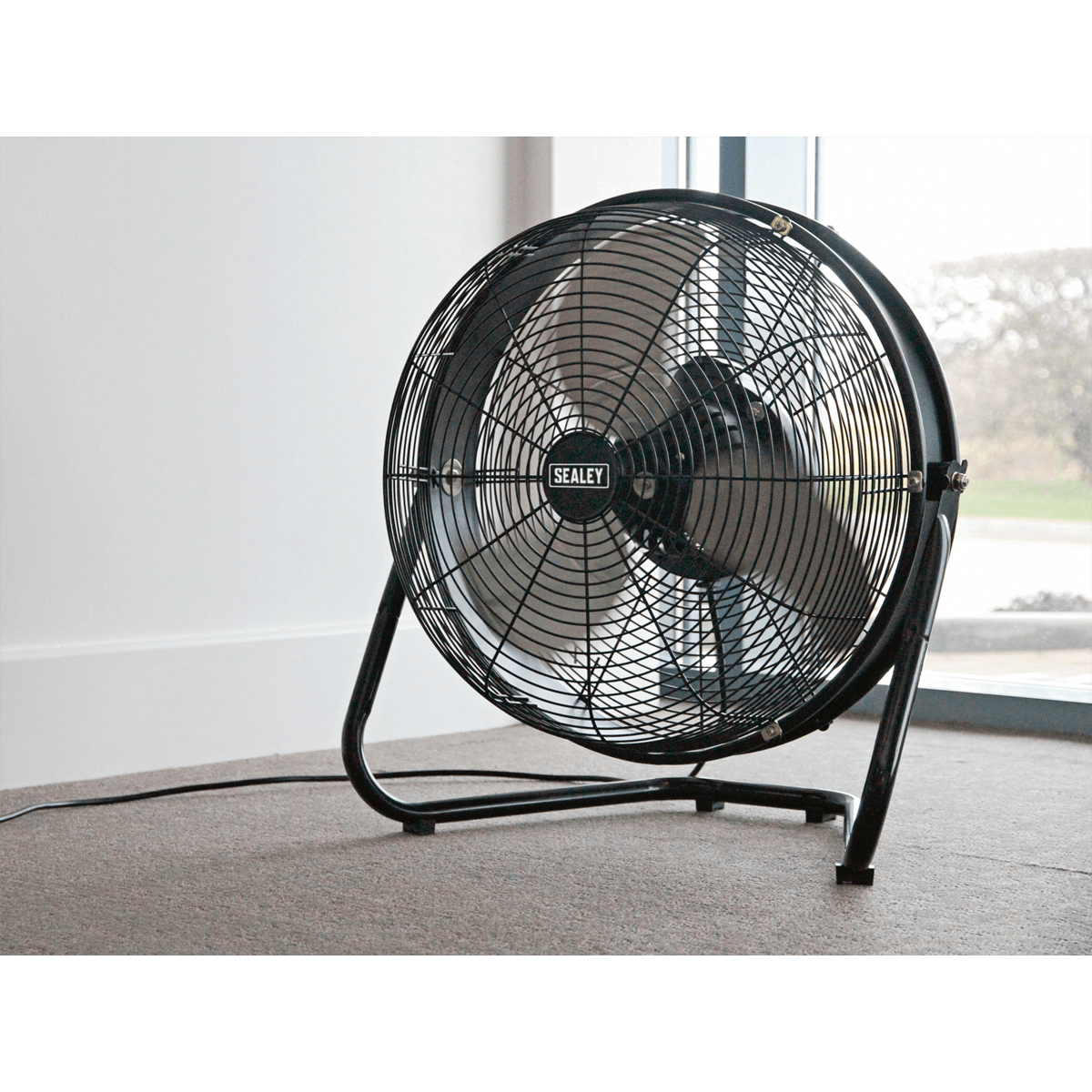 Industrial High Velocity Floor Fan with Internal Oscillation 18" | High velocity fan suitable for movement of huge volumes of air. | toolforce.ie