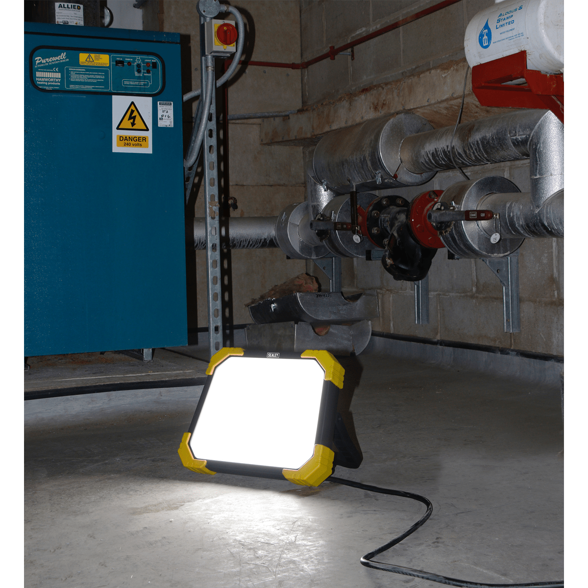 Site Light 48W SMD LED - 110V | Heavy-duty robust design with integral carry handle and 180¡ stand for positioning of light and substantial stability. | toolforce.ie