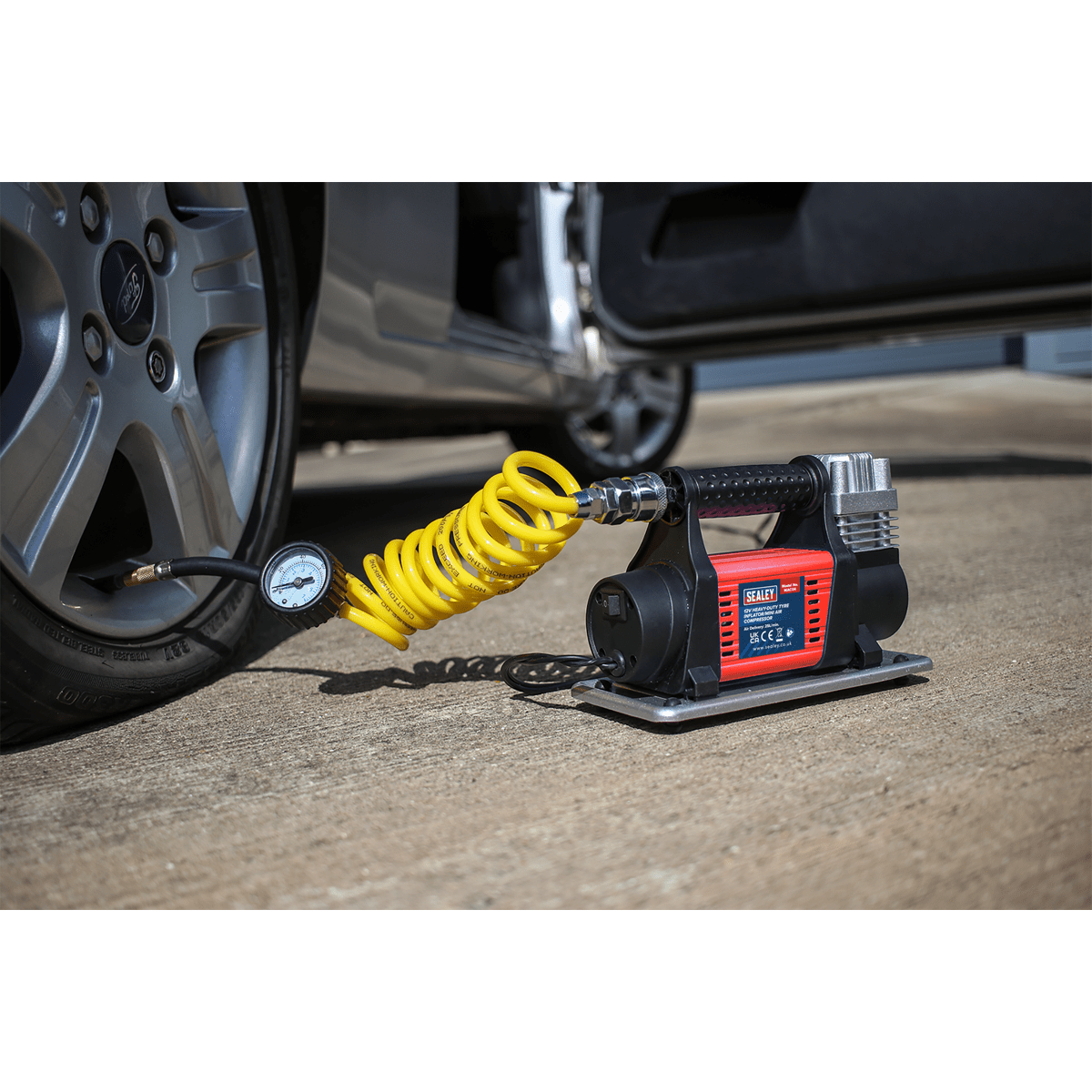 Tyre Inflator/Mini Air Compressor 12V Heavy-Duty | Mini air compressor with delivery of 25L/min. | toolforce.ie