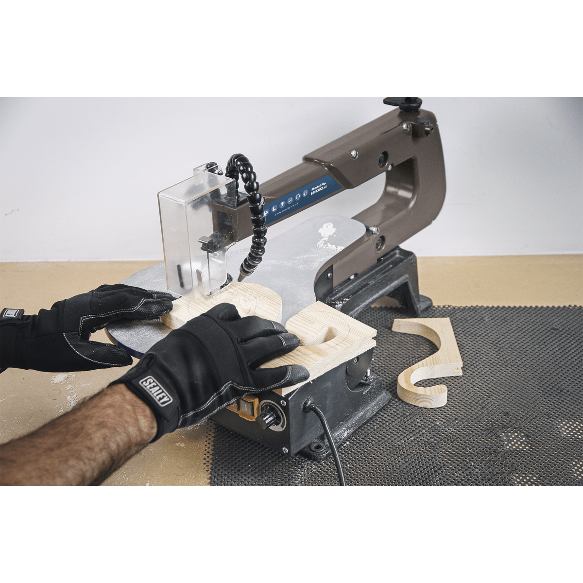 Variable Speed Scroll Saw 406mm Throat 230V | Quality cast rounded table, suitable for precise and intricate cuts. | toolforce.ie