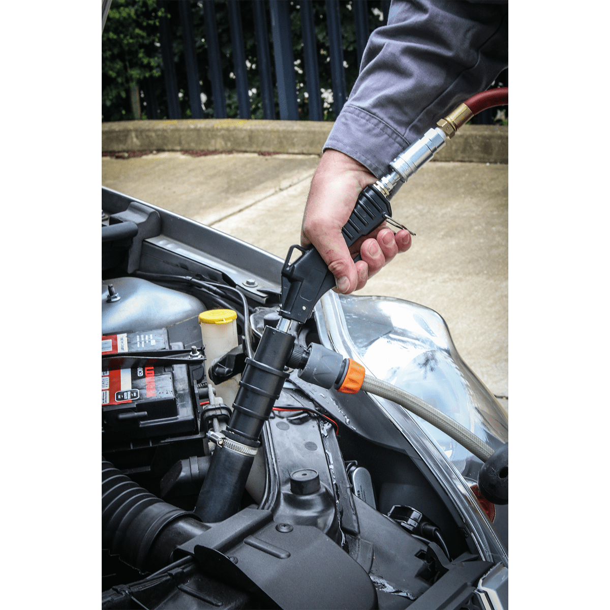 Coolant System Flush Gun | Enables thorough flushing of debris and contaminants from cooling system during repair and maintenance. | toolforce.ie