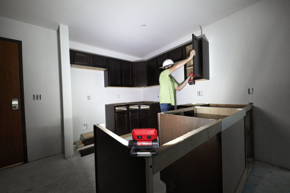 MILWAUKEE USB TRUEVIEW FOLDING FLOOD LIGHT L4FFL-201, lighting up large area